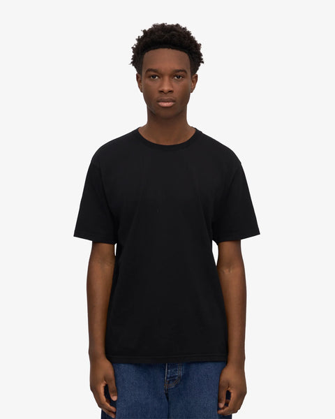 Colorful Standard Classic Organic Tee Deep Black kombiniert mit Jeans