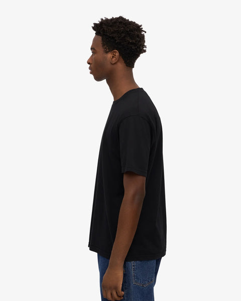 Seitenansicht des Classic Organic Tee Deep Black aus 100 % Bio-Baumwolle