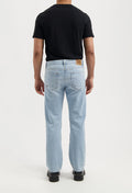 Alex Mid Loose Lightweight von MUD Jeans – Rückansicht der hellen Jeans aus leichtem Denim
