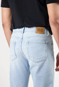 Alex Mid Loose Lightweight von MUD Jeans – Detail des leichten Denims aus Bio- und recycelter Baumwolle