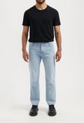 Model trägt Alex Mid Loose Lightweight von MUD Jeans in Stone Vintage – Mid Rise Jeans mit entspannter Passform