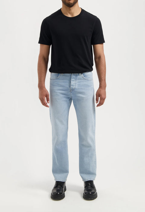 Model trägt Alex Mid Loose Lightweight von MUD Jeans in Stone Vintage – Mid Rise Jeans mit entspannter Passform