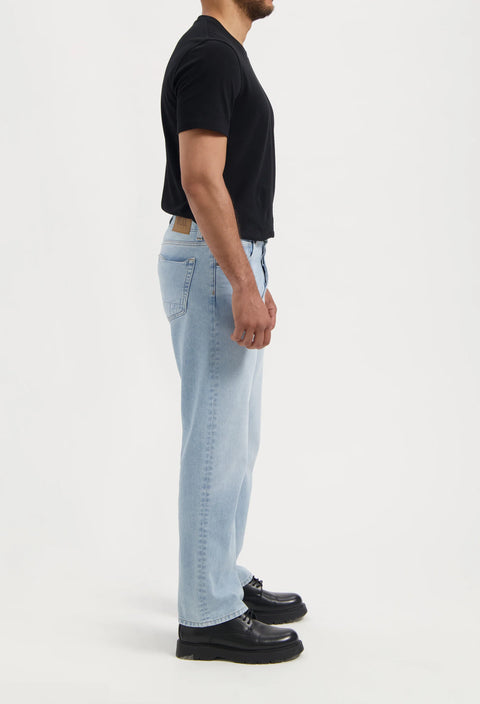 Alex Mid Loose Lightweight Jeans in Stone Vintage von MUD Jeans – lockere Silhouette mit geradem Bein