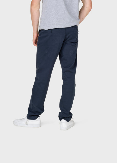Allan Twill Pants – Rückansicht der Chino von Klitmoller Collective mit dezenten Gesässtaschen