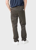 Allan Twill Pants – Rückansicht der Chino von Klitmoller Collective mit dezenten Gesässtaschen