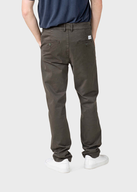 Allan Twill Pants – Rückansicht der Chino von Klitmoller Collective mit dezenten Gesässtaschen