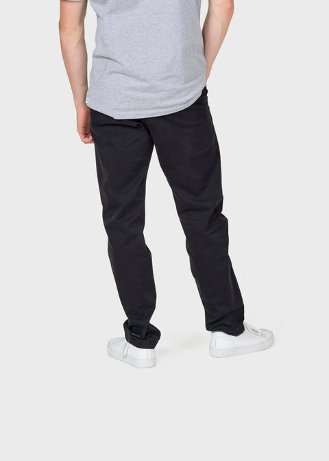 Allan Twill Pants – Rückansicht der Chino von Klitmoller Collective mit dezenten Gesässtaschen
