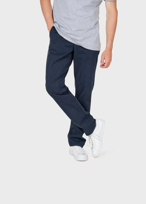 Model trägt Allan Twill Pants von Klitmoller Collective – entspannte Passform aus Bio-Baumwoll-Twill
