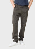 Allan Twill Pants von Klitmoller Collective – Chino aus Bio-Baumwoll-Twill mit lockerem geradem Bein