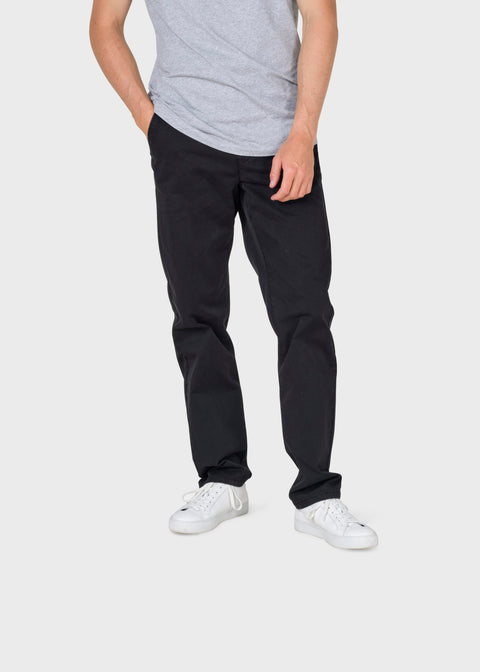 Allan Twill Pants von Klitmoller Collective – Chino aus Bio-Baumwoll-Twill mit lockerem geradem Bein
