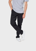 Model trägt Allan Twill Pants von Klitmoller Collective – entspannte Passform aus Bio-Baumwoll-Twill