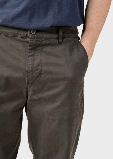 Allan Twill Pants – Detail der seitlichen Eingrifftasche und Verarbeitung