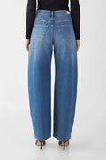 Ash Barrel Leg in Medium Blue von Dawn Denim – Rückansicht der Jeans mit entspannter Passform