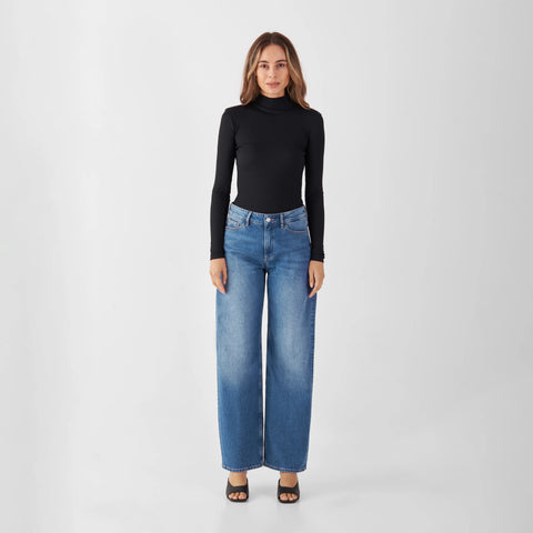 Ash Barrel Leg von Dawn Denim in Medium Blue – Jeans mit Barrel-Silhouette und mittelhohem Bund
