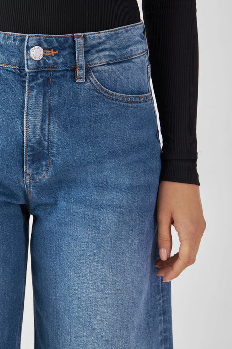 Medium Blue Waschung der Ash Barrel Leg Jeans von Dawn Denim

