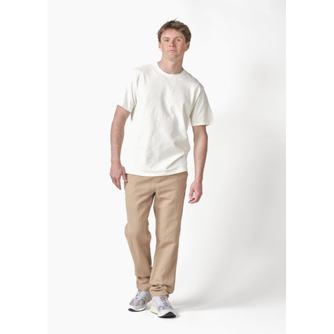 Model trägt Birger Pants von Klitmoller Collective in Cashew – lockere Passform mit elastischem Bund