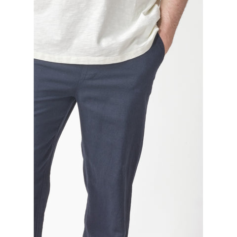 Birger Pants in Navy von Klitmoller Collective – Detail der seitlichen Eingrifftasche