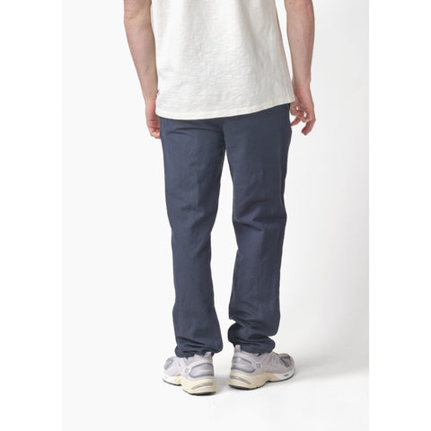 Birger Pants in Cashew von Klitmoller Collective – Rückansicht der leichten Sommerhose
