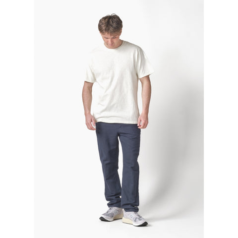 Model trägt Birger Pants von Klitmoller Collective in Navy – lockere Passform mit elastischem Bund