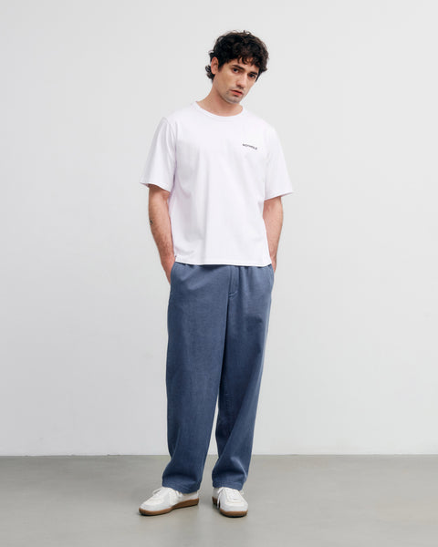 Model trägt Cherry T-Shirt von Rotholz – weisses T-Shirt mit gerader Passform
