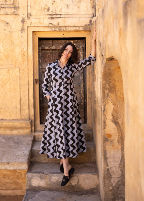 Cilla Dress von Komana in Black & Lavender – Kleid aus Bio-Baumwolle mit handgemachtem Blockprint
