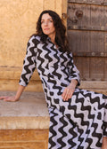 Model trägt Cilla Dress von Komana in Black & Lavender – locker fallendes Shirtdress mit Knopfleiste
