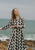 Cilla Dress von Komana – handgedruckter Blockprint in Schwarz und Weiss