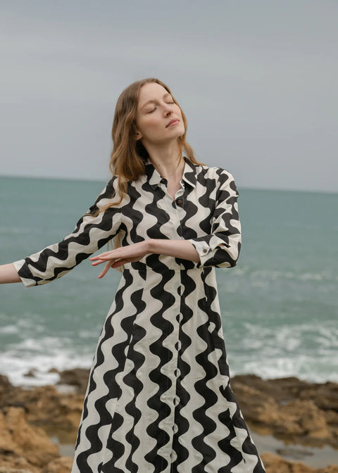 Cilla Dress von Komana – handgedruckter Blockprint in Schwarz und Weiss