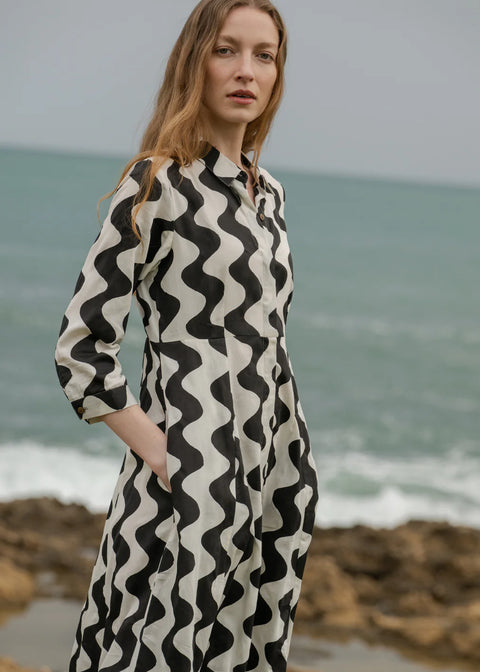 Cilla Dress von Komana – handgedruckter Blockprint in Schwarz und Weiss
