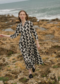 Cilla Dress von Komana in Black & White – Kleid aus Bio-Baumwolle mit 3/4 Ärmel und feinem Kragen