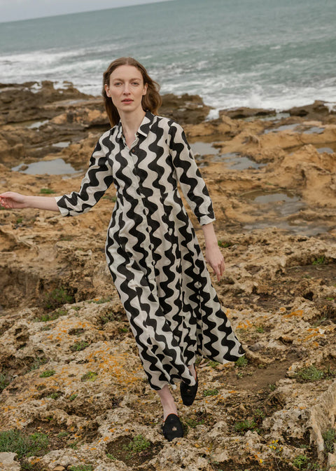 Cilla Dress von Komana in Black & White – Kleid aus Bio-Baumwolle mit 3/4 Ärmel und feinem Kragen