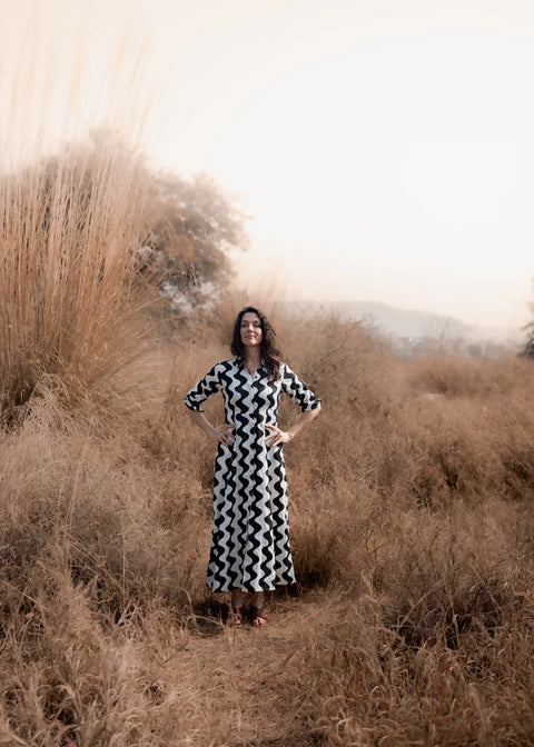 Model trägt Cilla Dress von Komana in Black & White – locker fallendes Shirtdress mit 3/4 Ärmeln