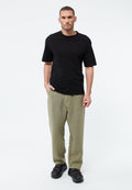 Model trägt Helge Linen Pants von GIVN Berlin in Faded Olive– leichte Leinenhose mit elastischem Bund