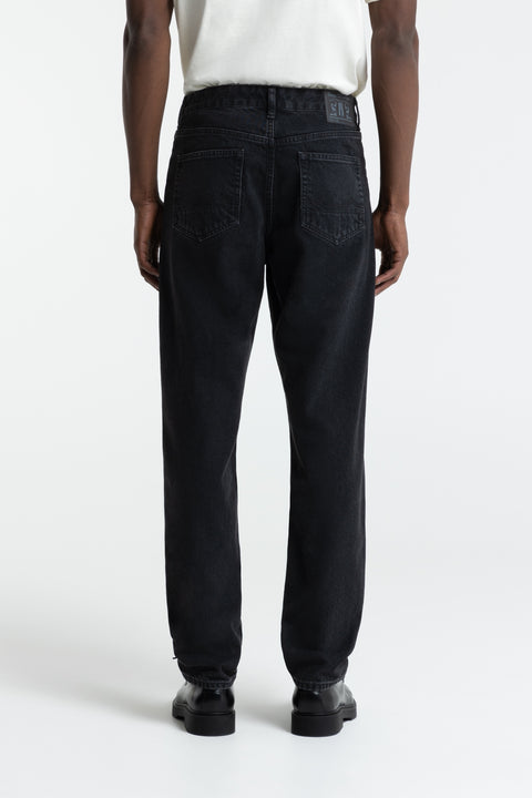 Kings of Indigo Sushan Jeans in Holo Black Used, Rückansicht mit Gesässtaschen