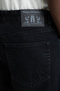 Kings of Indigo Sushan Herrenjeans in Holo Black Used, Detailaufnahme Gesässtasche.