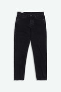 Kings of Indigo Sushan Herrenjeans in Holo Black Used mit Loose Tapered Fit, Frontansicht flach ausgelegt.