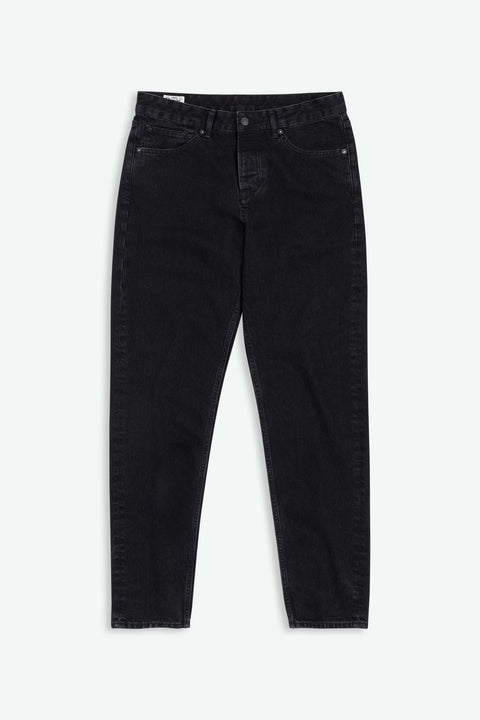 Kings of Indigo Sushan Herrenjeans in Holo Black Used mit Loose Tapered Fit, Frontansicht flach ausgelegt.