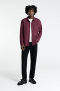 Kings of Indigo Sushan Herrenjeans in Holo Black Used, Loose Tapered Fit am Model