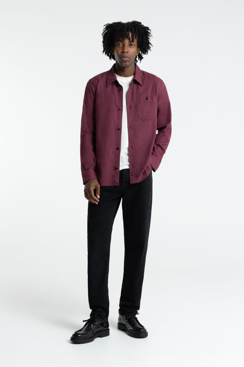 Kings of Indigo Sushan Herrenjeans in Holo Black Used, Loose Tapered Fit am Model