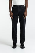 Kings of Indigo Sushan Herrenjeans in Holo Black Used mit Loose Tapered Fit, Frontansicht