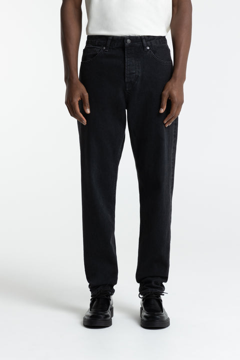 Kings of Indigo Sushan Herrenjeans in Holo Black Used mit Loose Tapered Fit, Frontansicht