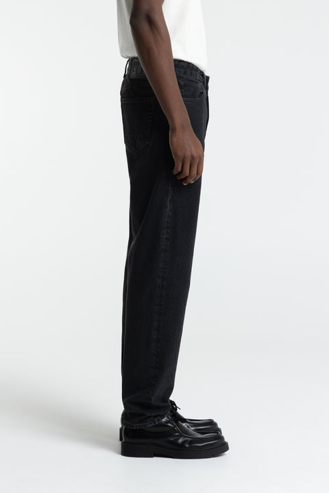 Kings of Indigo Sushan Jeans in Holo Black Used, Seitenansicht des Loose Tapered Fit