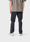 Model trägt West Pant von Klitmoller Collective in Black – entspannte Passform aus Bio-Baumwoll-Twill