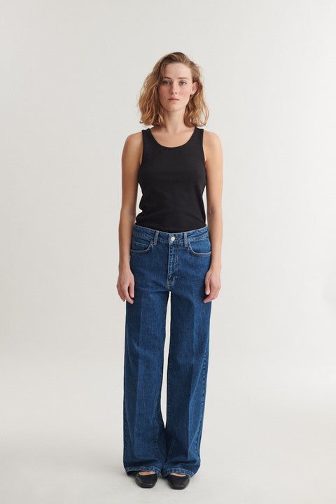 Model trägt Ludmilla Tank Top von Basic Apparel – körpernahes Tank Top mit feiner Rippenstruktur