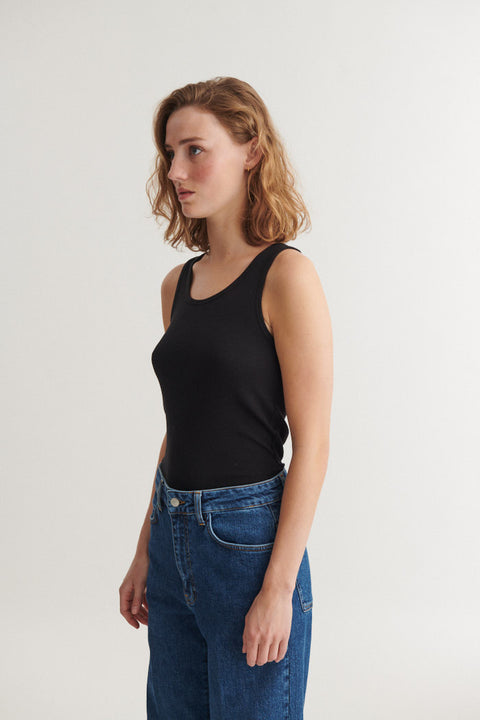 Ludmilla Tank Top von Basic Apparel – schmale Silhouette mit Rundhalsausschnitt