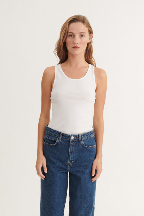 Ludmilla Tank Top von Basic Apparel in Weiss – geripptes Top aus Bio-Baumwolle mit schmaler Passform

