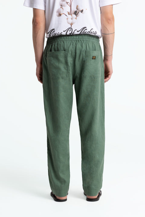 Martin Hose von Kings Of Indigo in Mulled Basil – Rückansicht mit gerader Silhouette