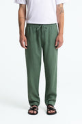 Martin Hose von Kings Of Indigo in Mulled Basil – leichte Leinenhose mit Relaxed Fit