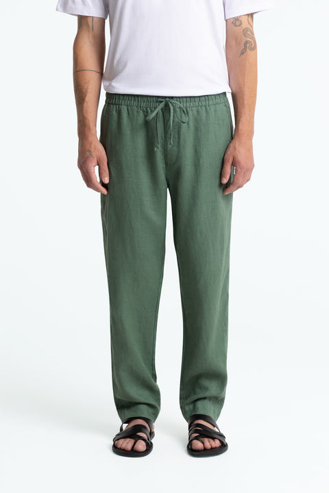 Martin Hose von Kings Of Indigo in Mulled Basil – leichte Leinenhose mit Relaxed Fit