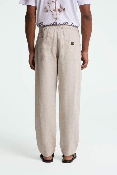 Martin Hose von Kings Of Indigo in Undyed – Rückansicht mit entspannter Silhouette

